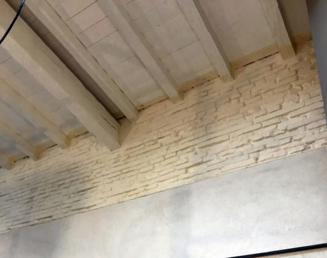 Badigeon à la chaux sur brique et plaques de plâtre