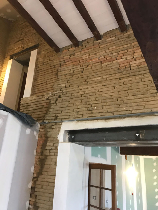 Badigeon à la chaux sur brique et plaques de plâtre